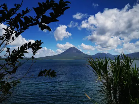 Sopka Arenal nad jezerem — Sopky a hory, Biorezervace Rio Ángel