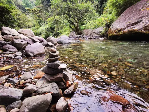 Kamenná mohyla v řece — Vodopády a řeky, Biorezervace Rio Ángel
