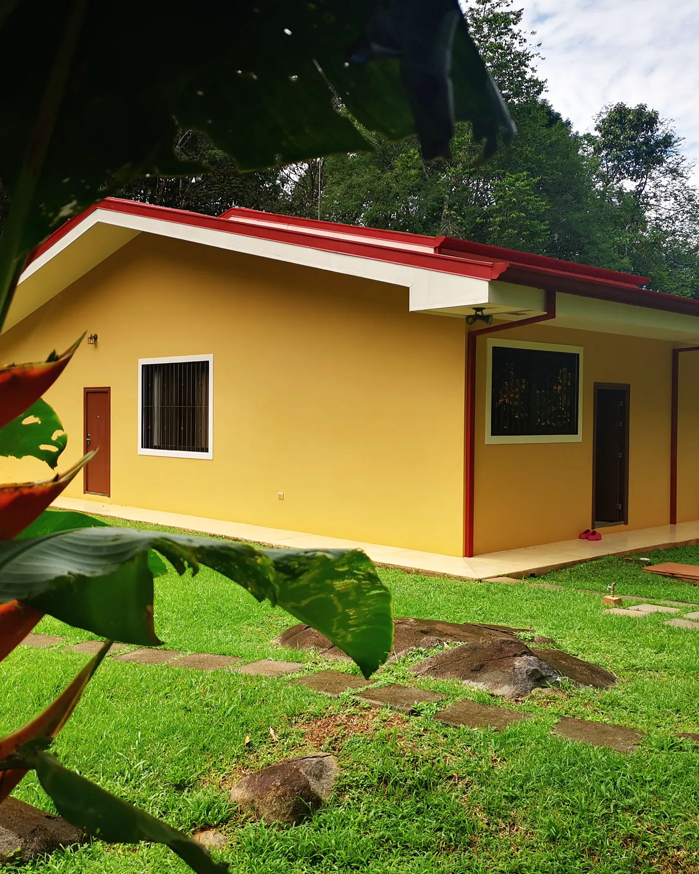 Dům rámovaný květem heliconie