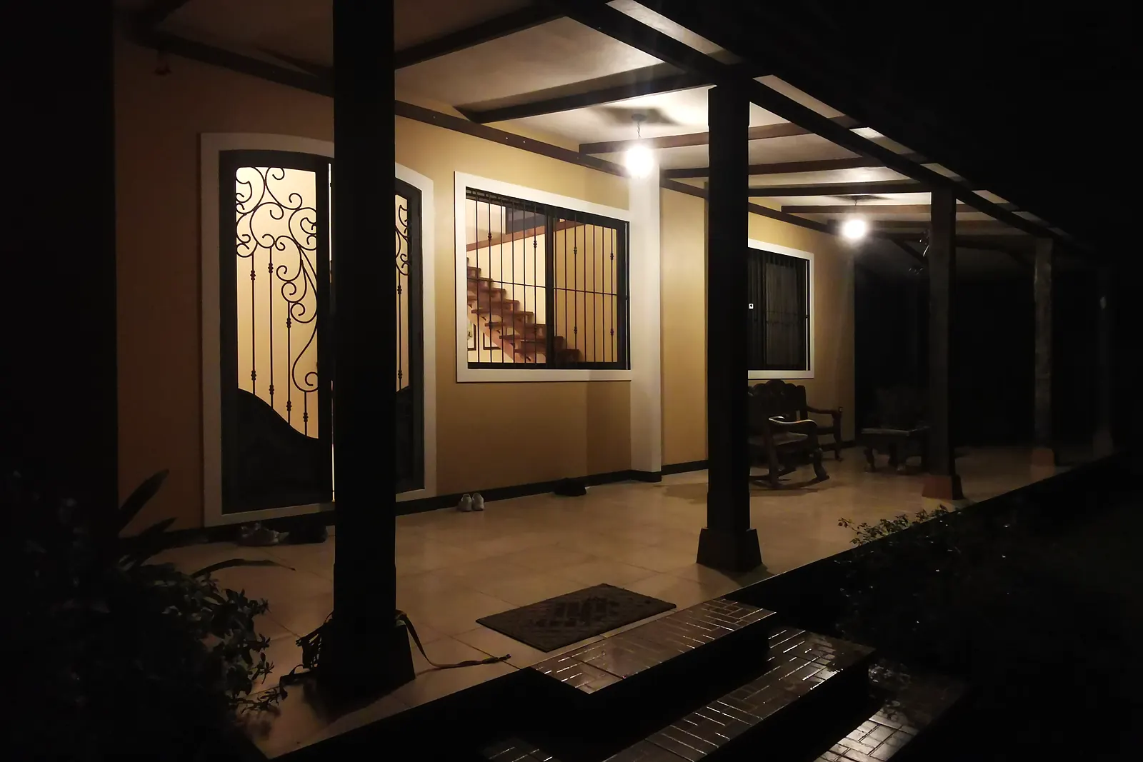 Osvětlená veranda hlavního domu za soumraku